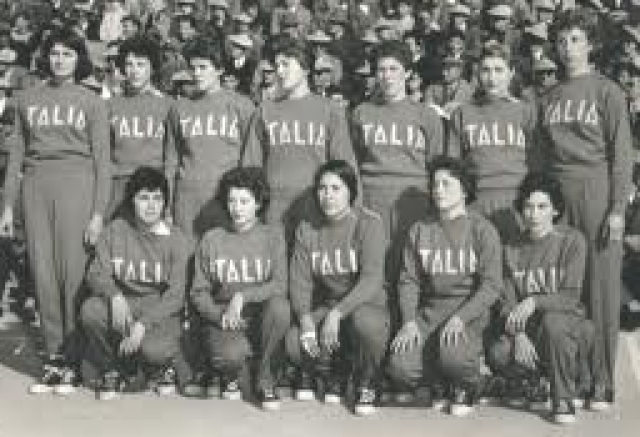 La Nazionale Italina del 1955.  In piedi: Franchini, Geroni, Gentilin, Linari, Pausich,  Mapelli, Bradamante. Accosciate: Vendrame, Magris, Donda, Albonetti, Pasquali.
